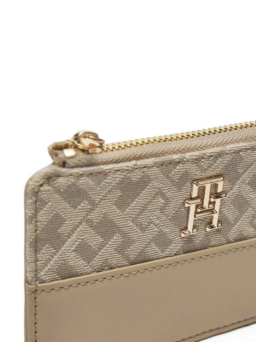 detail Tommy Hilfiger dámská béžová peněženka na karty