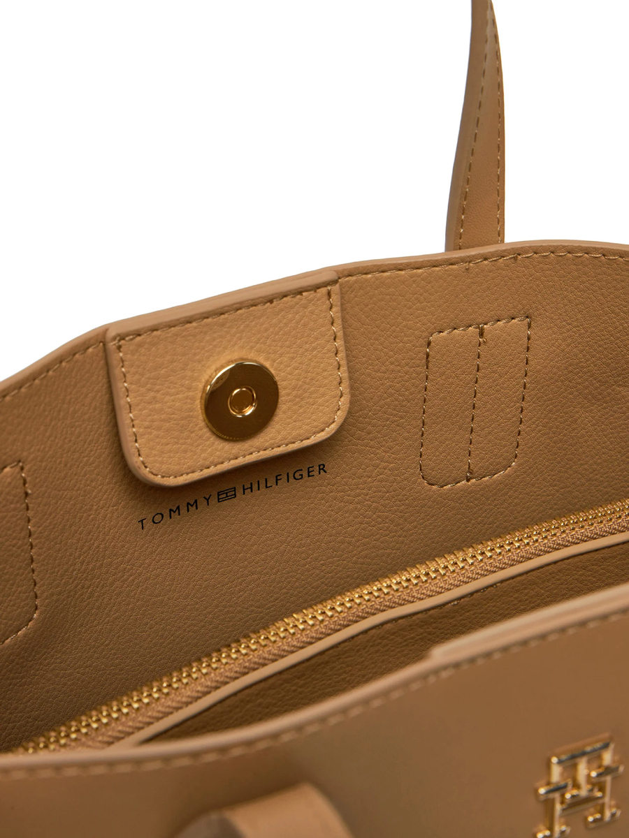 detail Tommy Hilfiger dámská hnědá kabelka