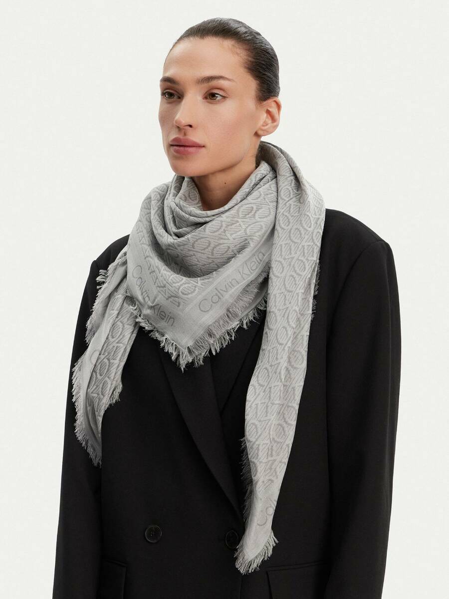detail Calvin Klein dámský šedý šátek