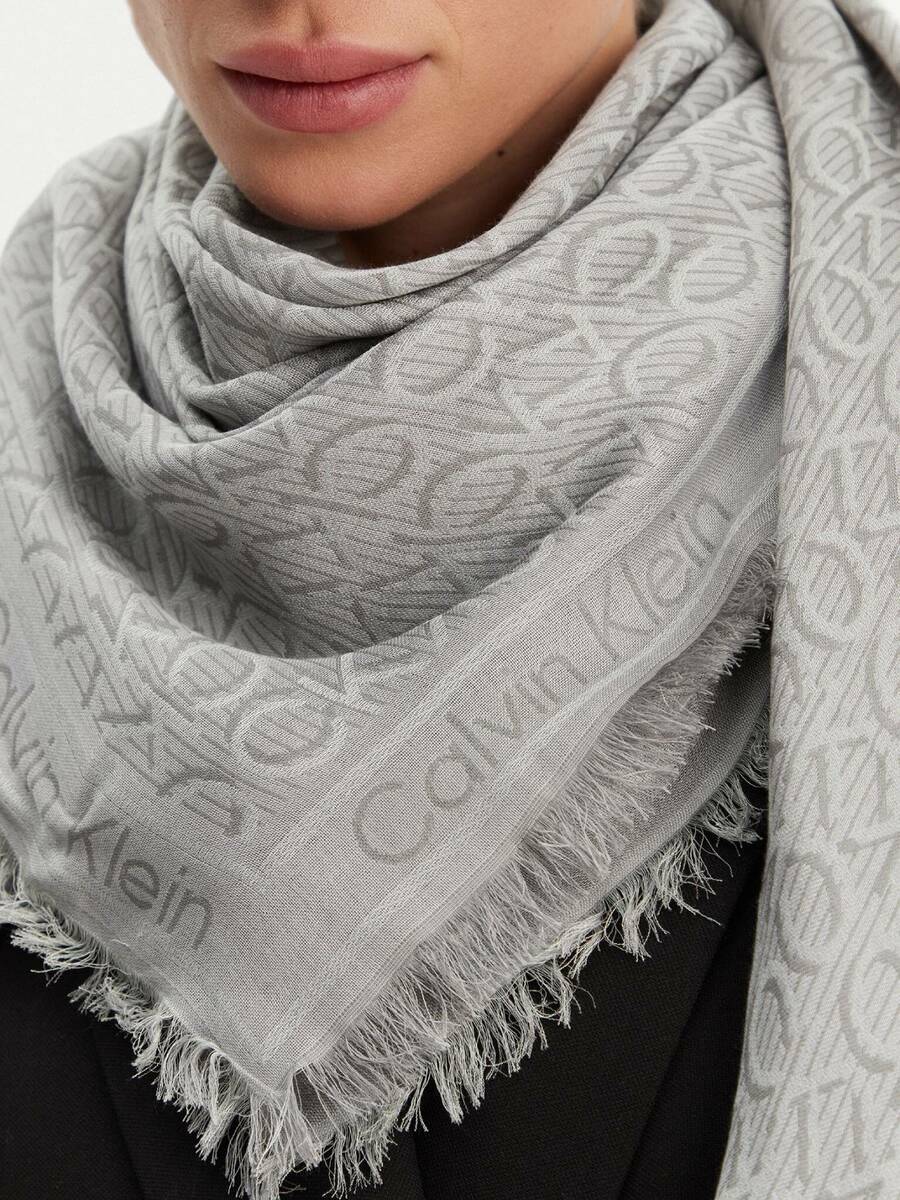 detail Calvin Klein dámský šedý šátek