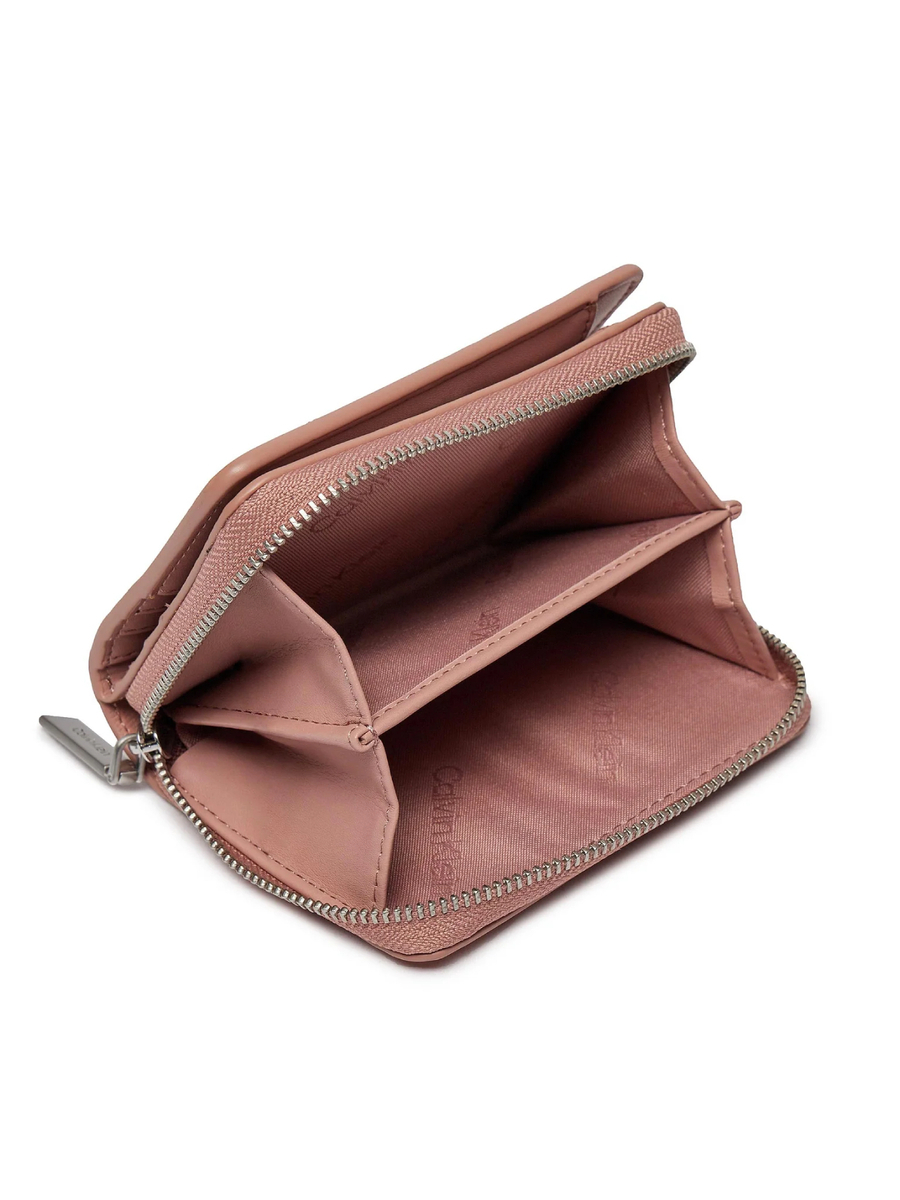 detail Calvin Klein dámská růžová peněženka