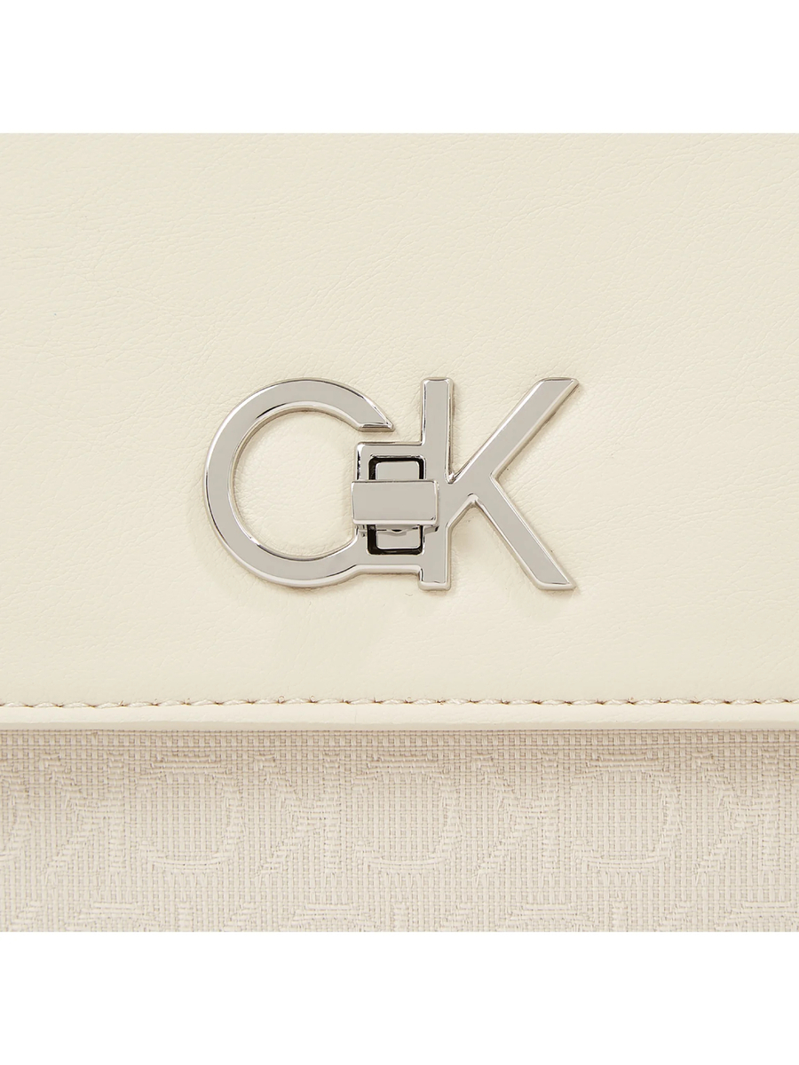 detail Calvin Klein dámská krémová kabelka
