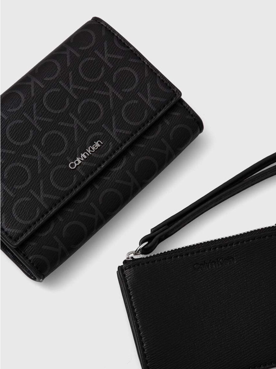 detail Calvin Klein dámská černá peněženka