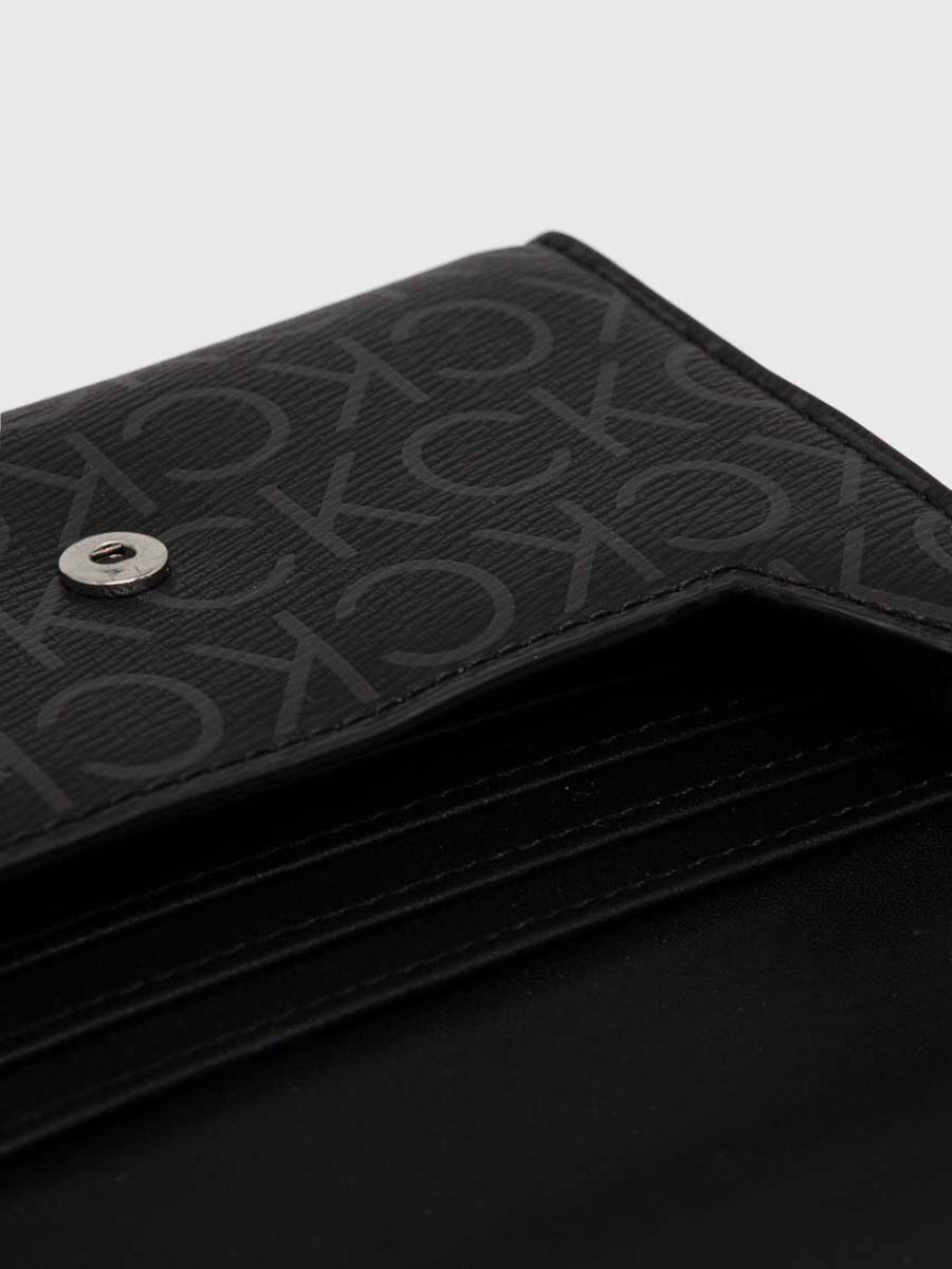 detail Calvin Klein dámská černá peněženka