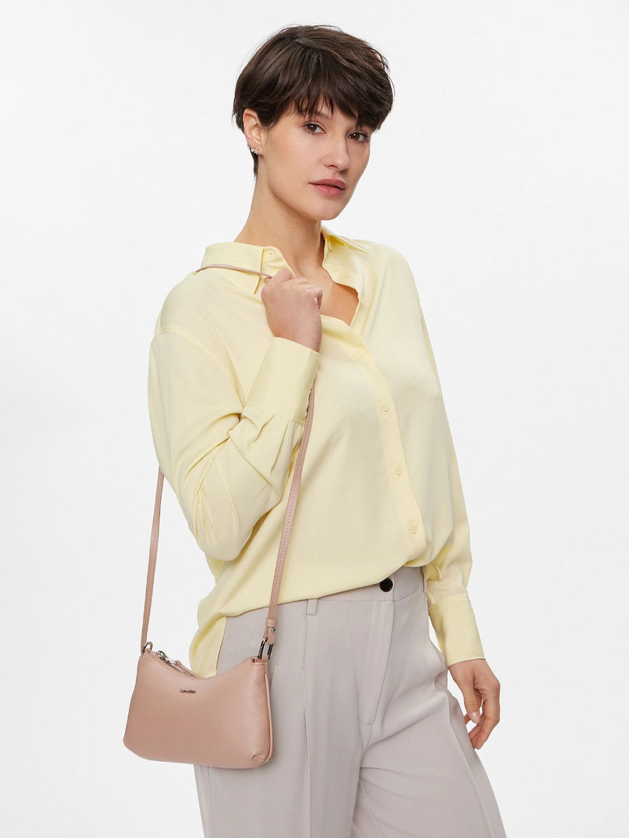 detail Calvin Klein dámská růžová crossbody kabelka