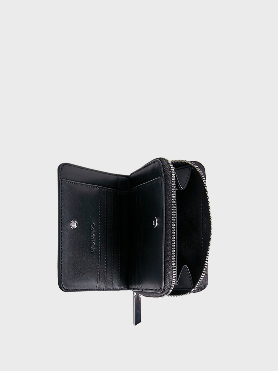 detail Calvin Klein dámská černá peněženka malá