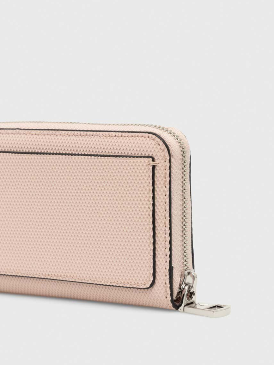 detail Calvin Klein dámská růžová peněženka