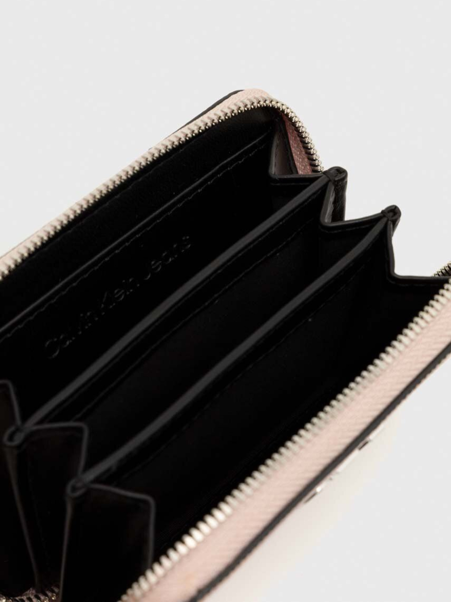 detail Calvin Klein dámská růžová peněženka