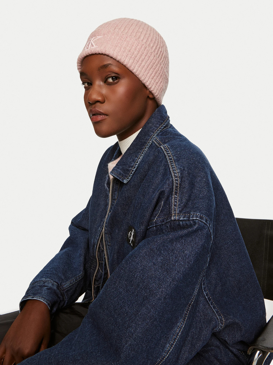 detail Calvin Klein dámská růžová čepice