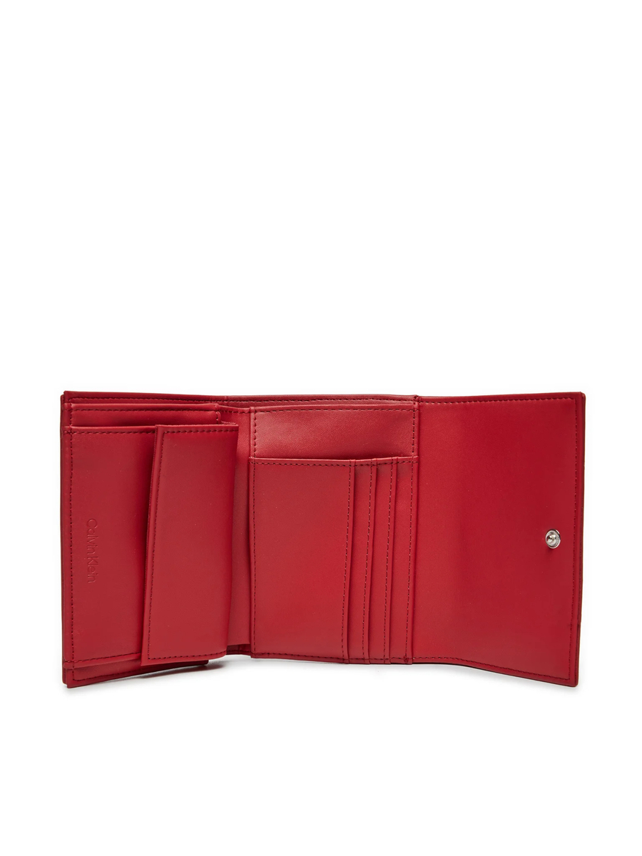 detail Calvin Klein dámská červená peněženka