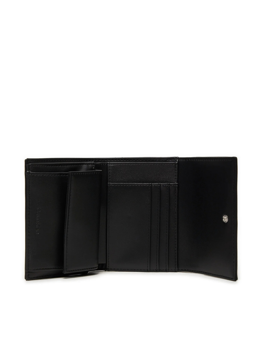 detail Calvin Klein dámská černá peněženka