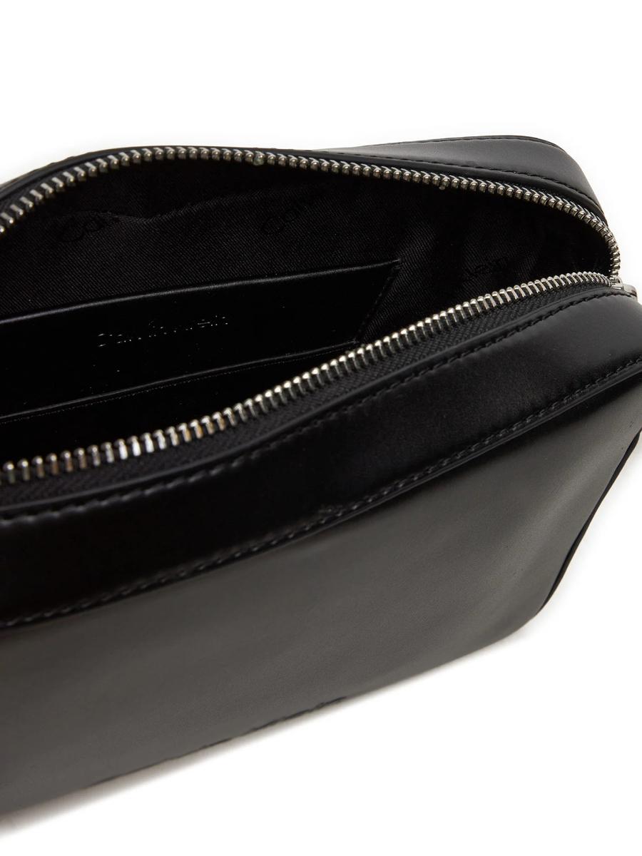 detail Calvin Klein dámské černé crossbody