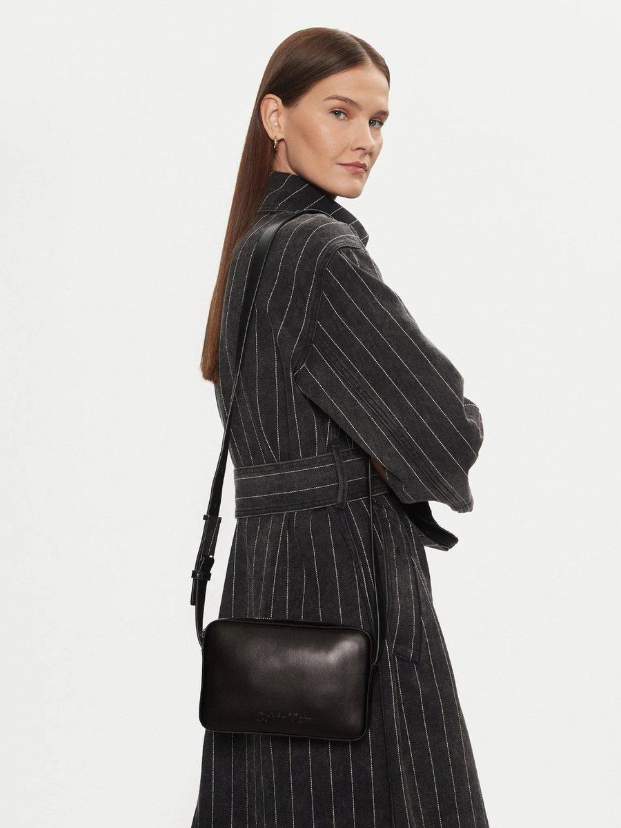 detail Calvin Klein dámské černé crossbody