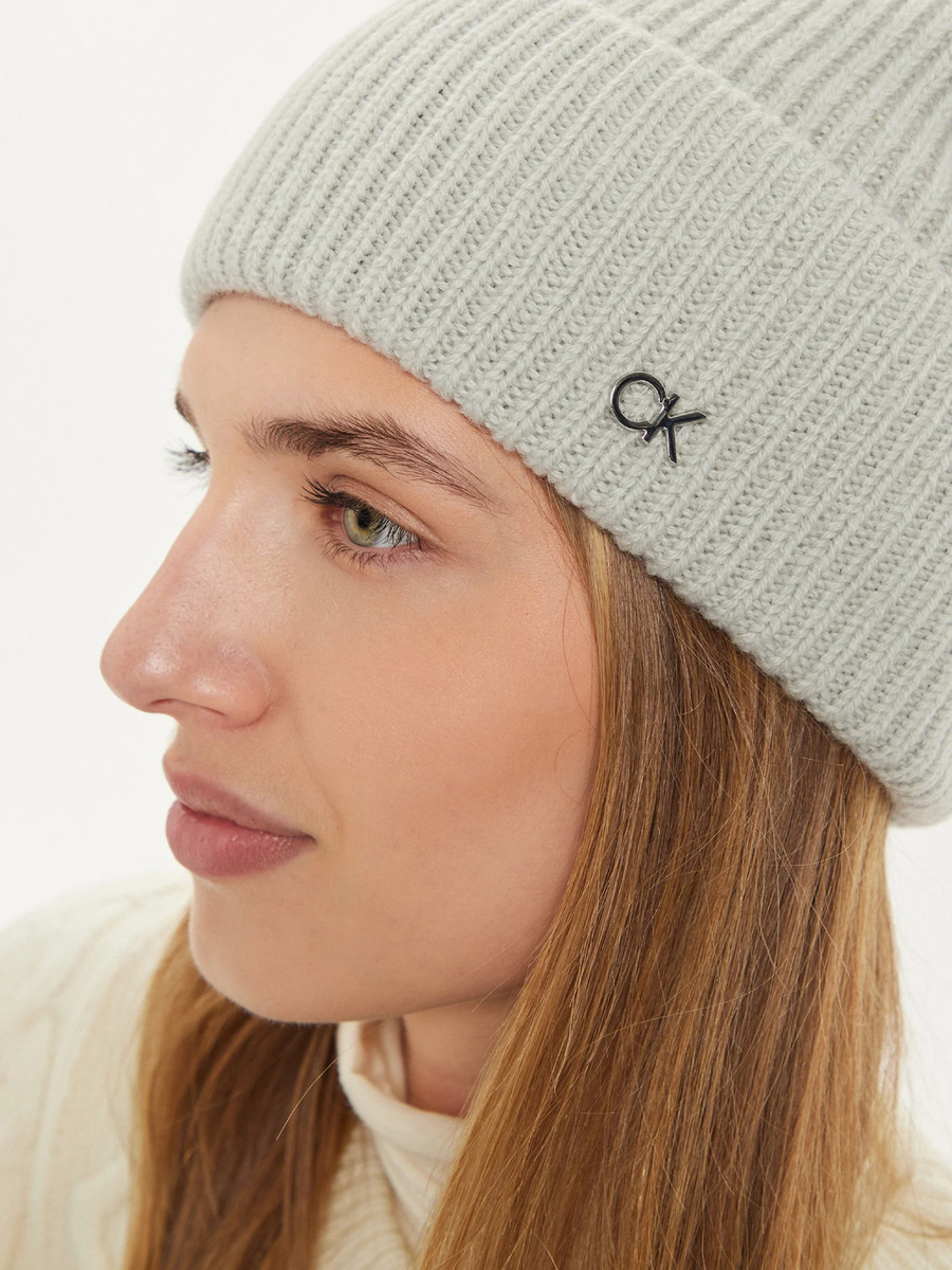 detail Calvin Klein dámská šedá čepice