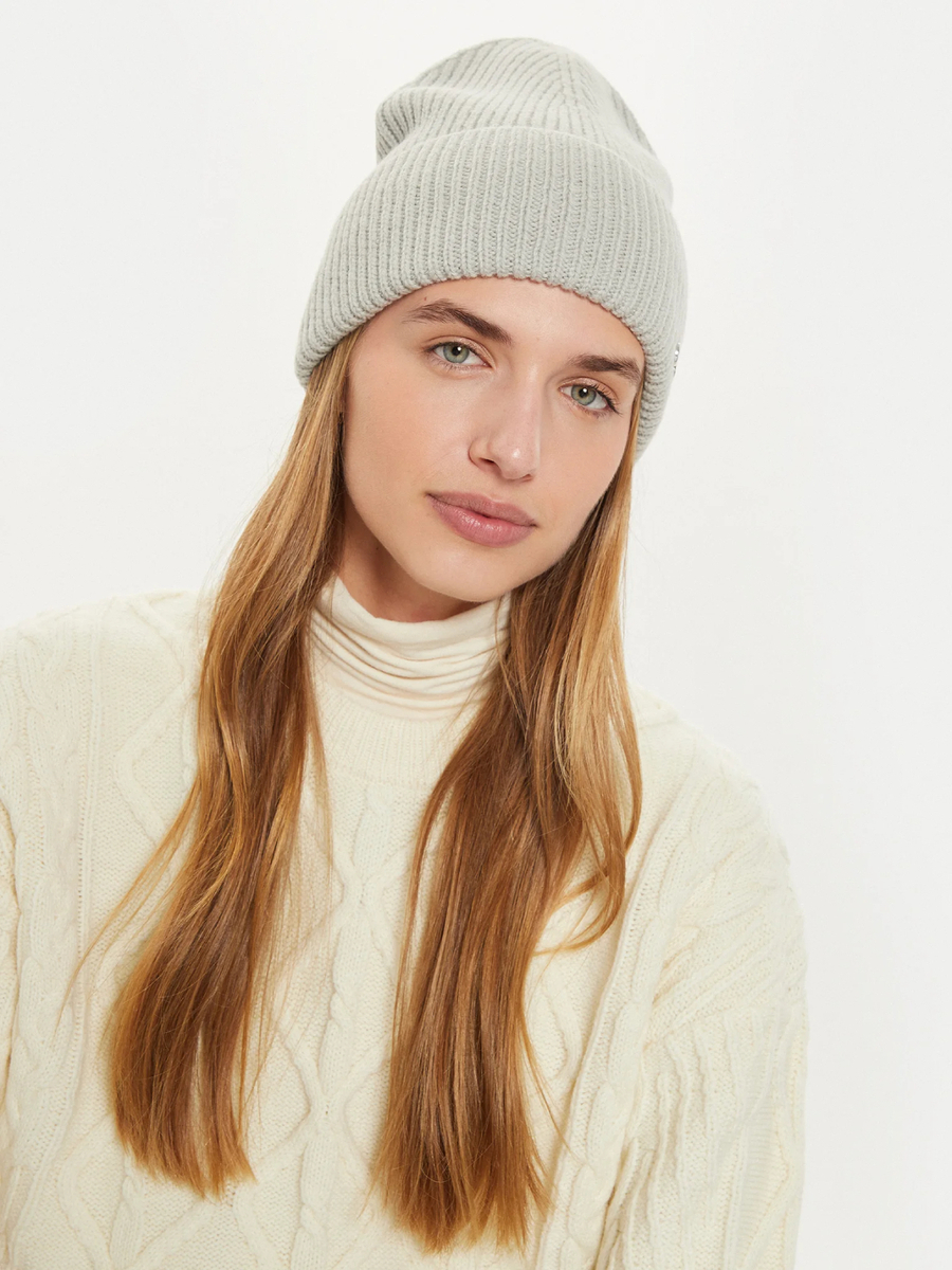 detail Calvin Klein dámská šedá čepice