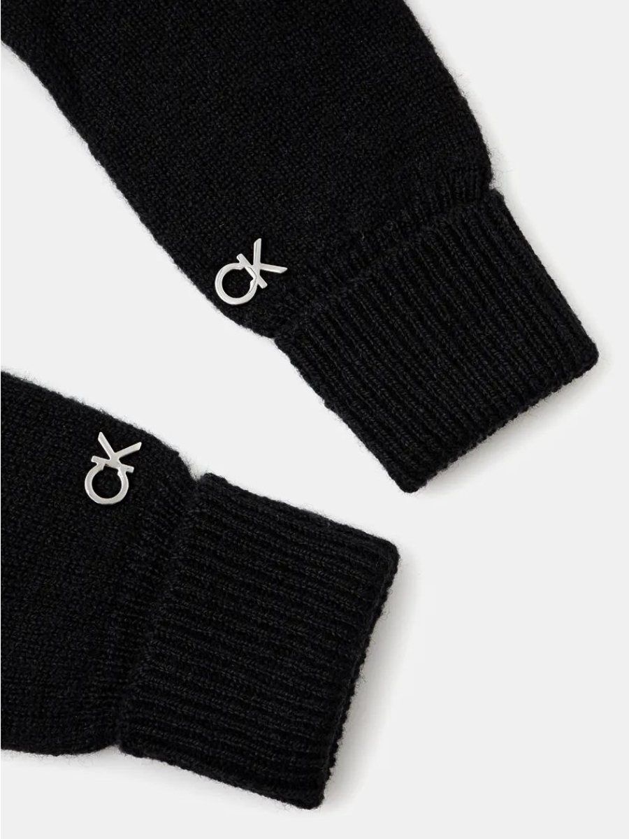 detail Calvin Klein dámské černé rukavice