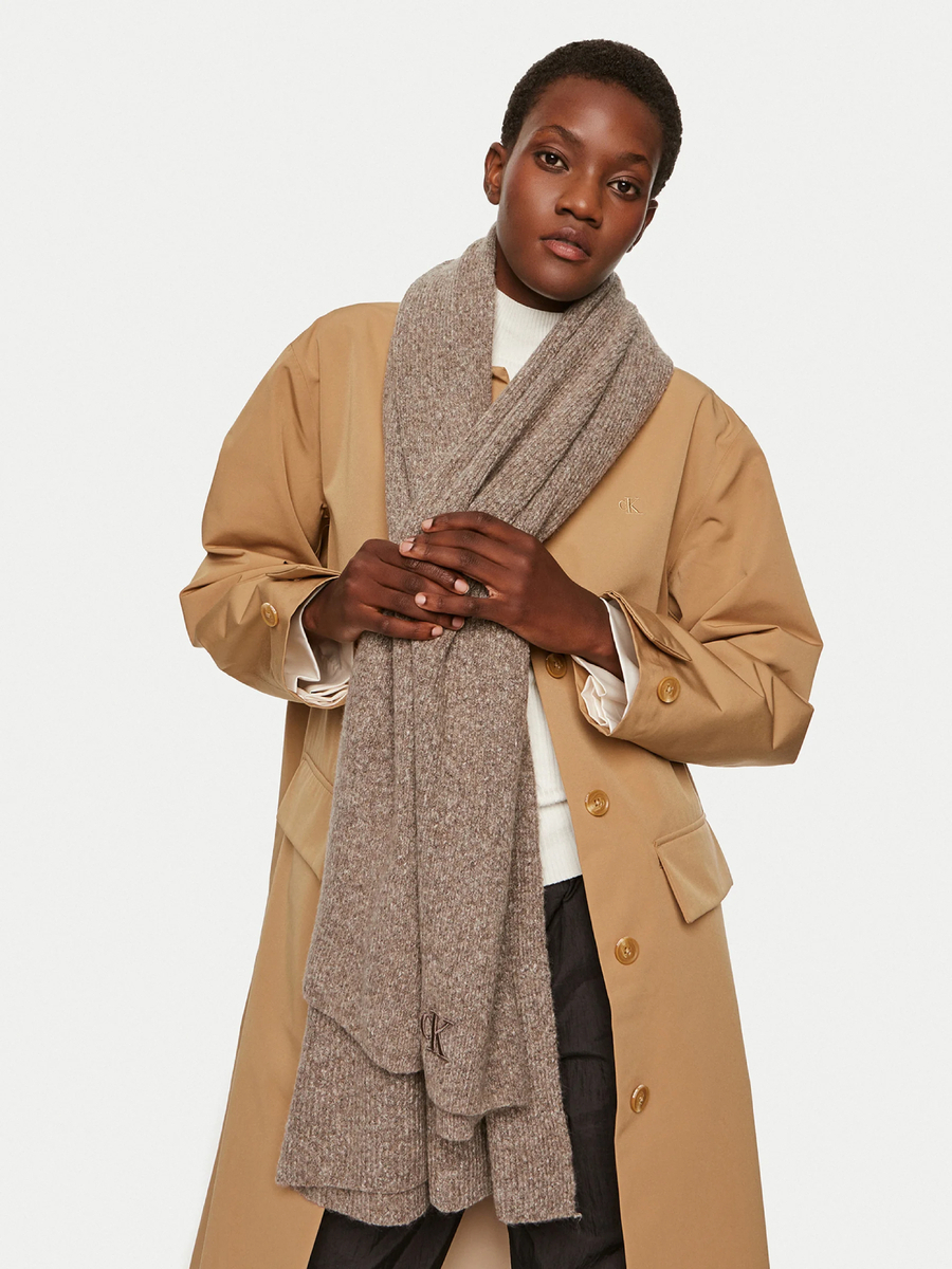 detail Calvin Klein dámský hnědý šál
