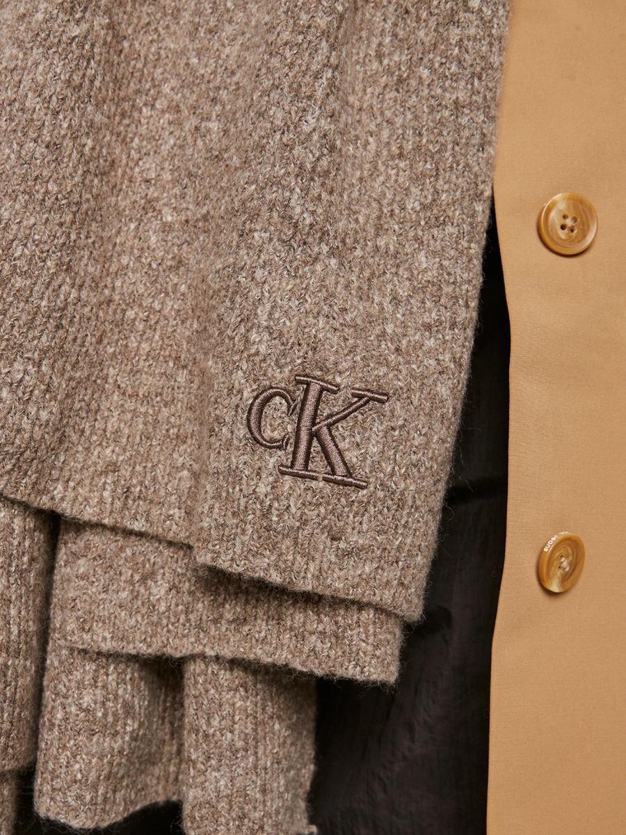 detail Calvin Klein dámský hnědý šál