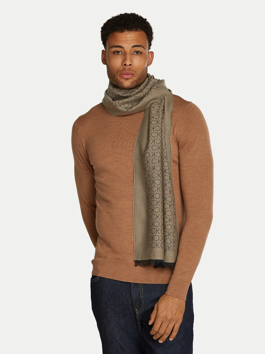 detail Calvin Klein pánská hnědá šála Monogram