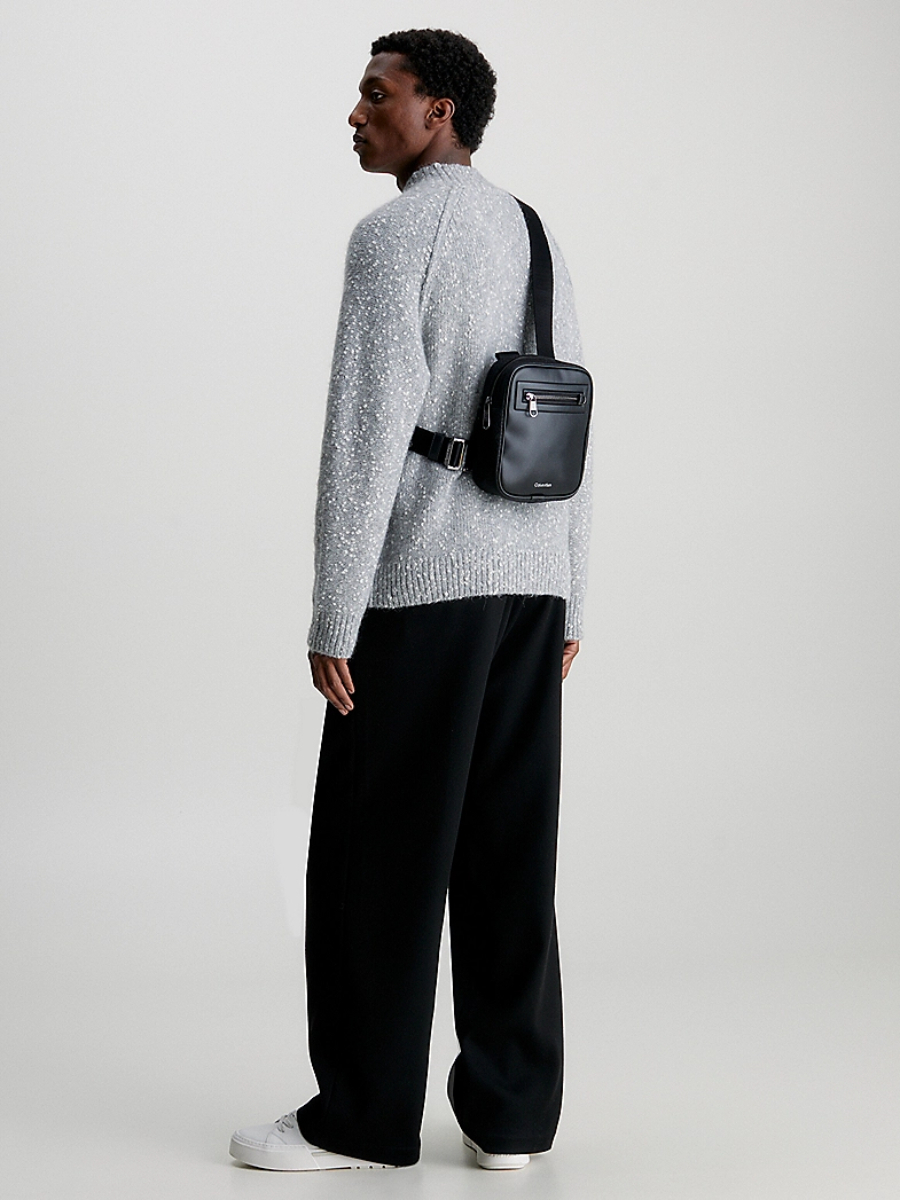 detail Calvin Klein pánská černá taška přes rameno