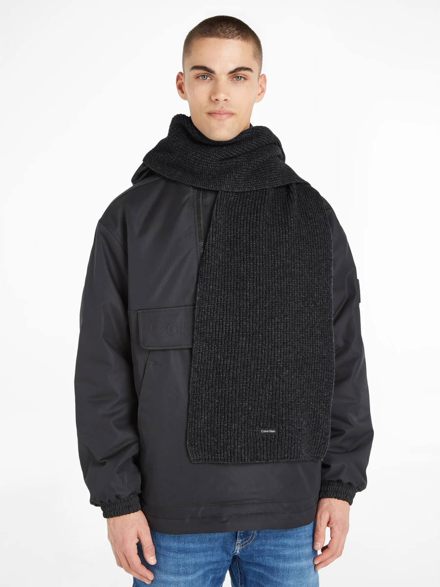 detail Calvin Klein pánská tmavě šedá šála