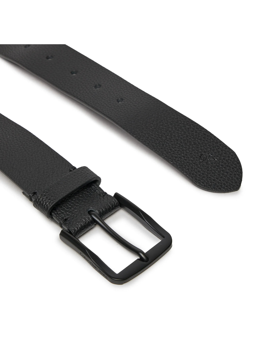 detail Calvin Klein pánský černý kožený pásek