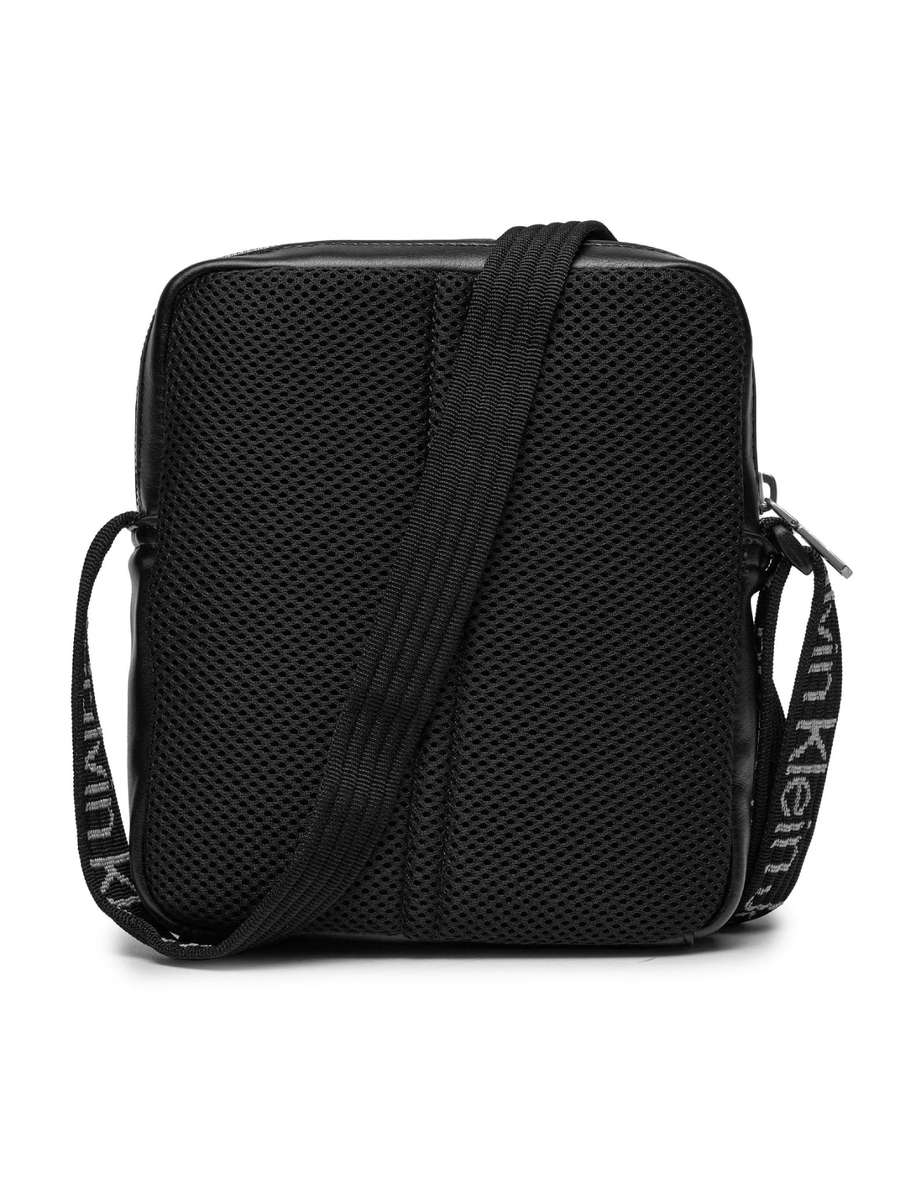 detail Calvin Klein pánská černá taška přes rameno