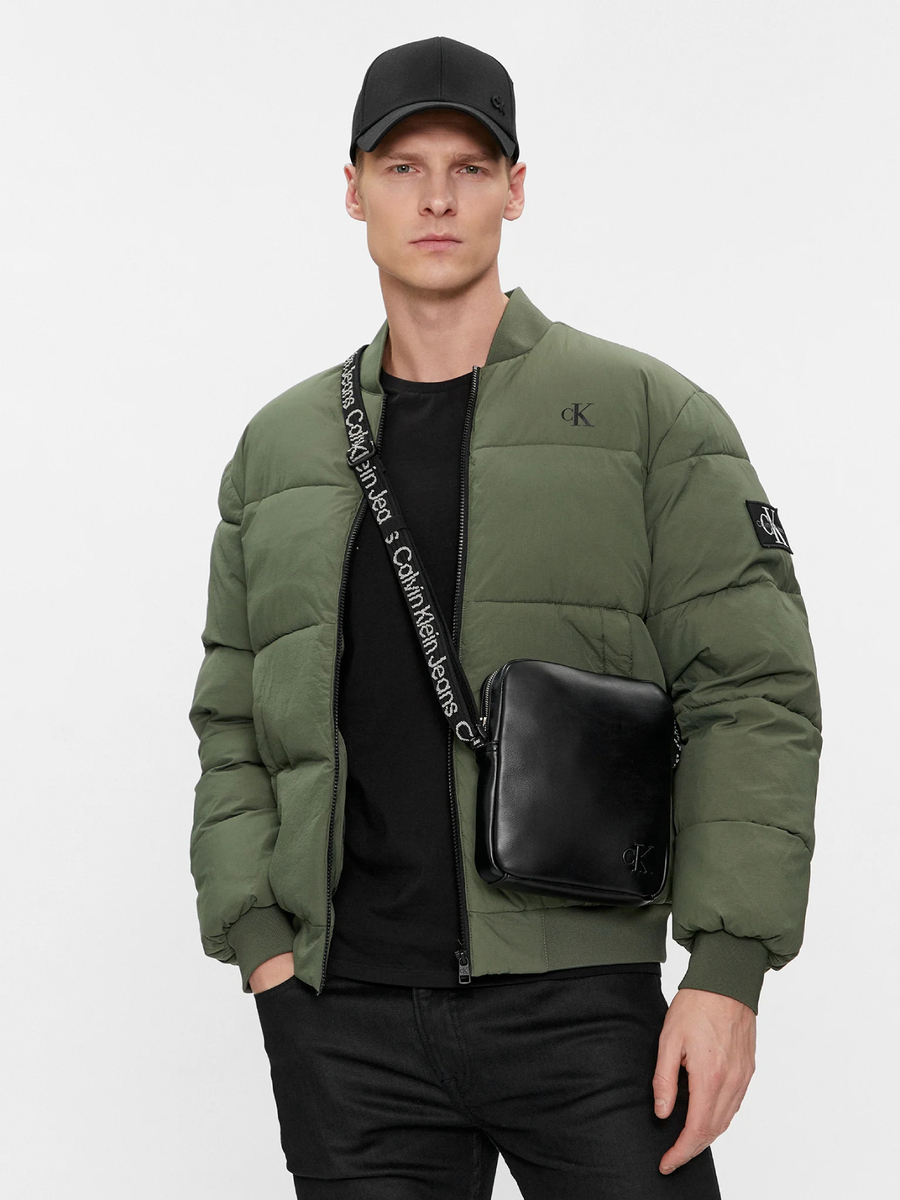 detail Calvin Klein pánská černá taška přes rameno