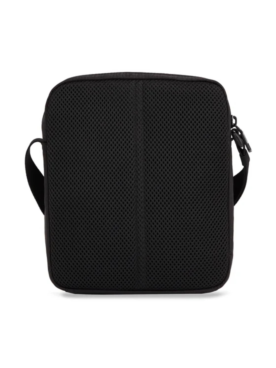 detail Calvin Klein pánská černá taška přes rameno