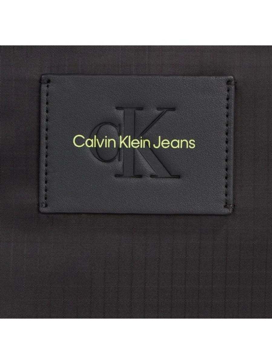 detail Calvin Klein pánská černá taška přes rameno