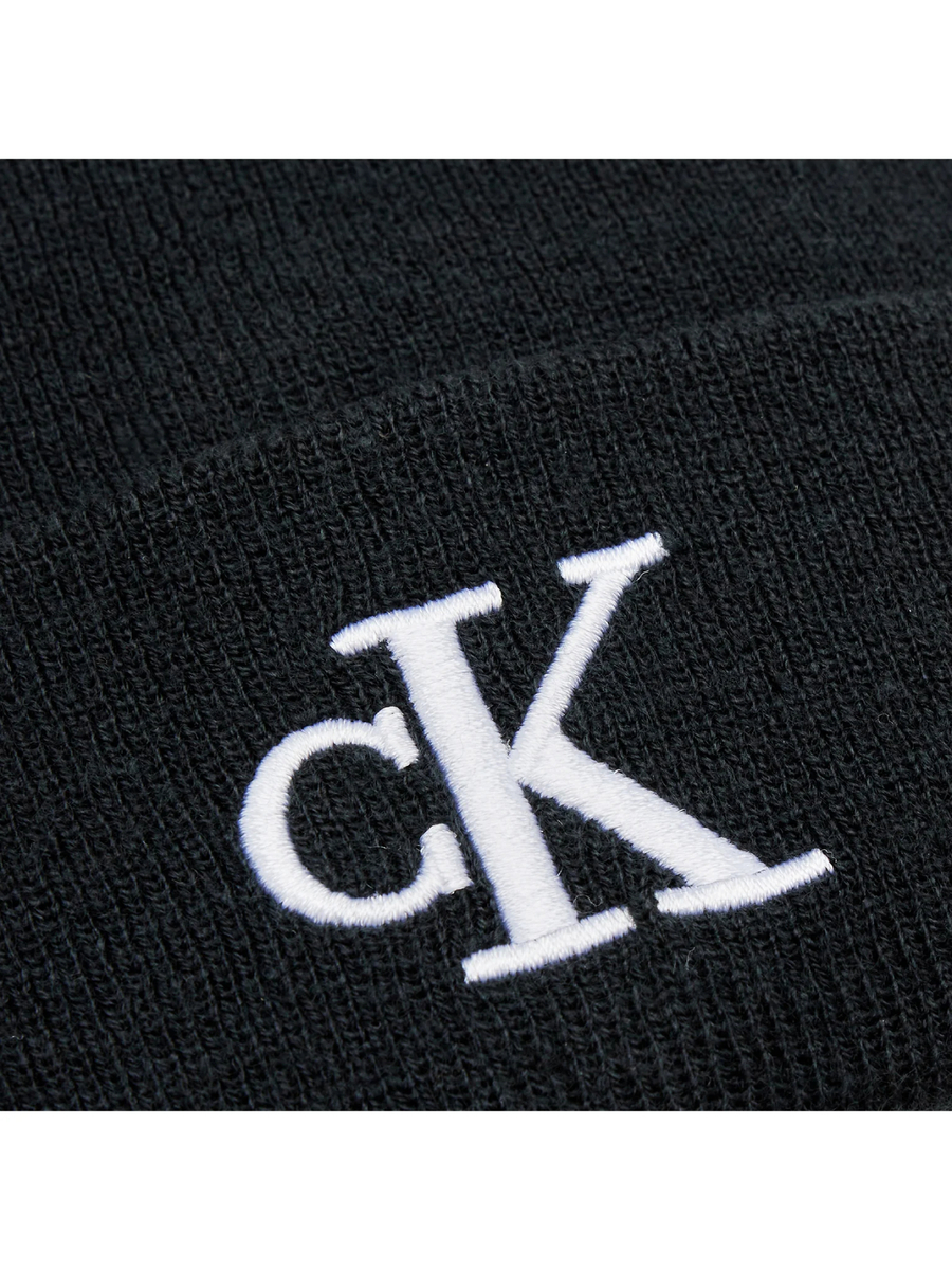 detail Calvin Klein pánská černá čepice