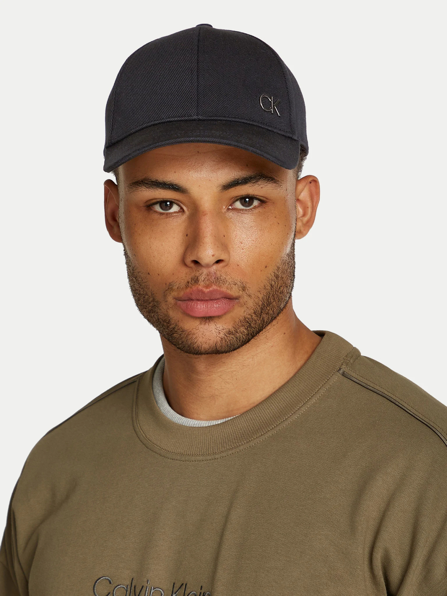 detail Calvin Klein pánská černá kšiltovka