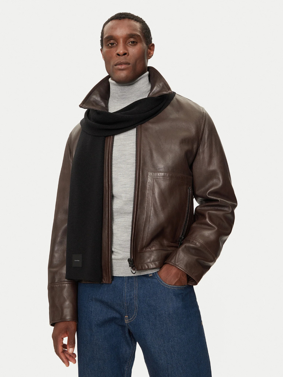 detail Calvin Klein pánská černá šála