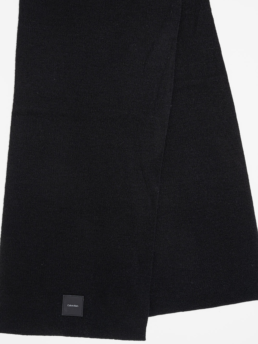 detail Calvin Klein pánská černá šála