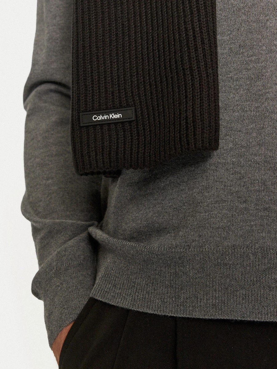 detail Calvin Klein pánská černá sada čepice a šál