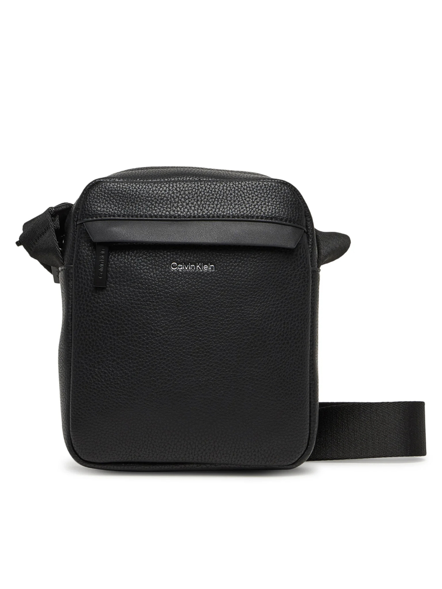detail Calvin Klein pánská černá taška přes rameno