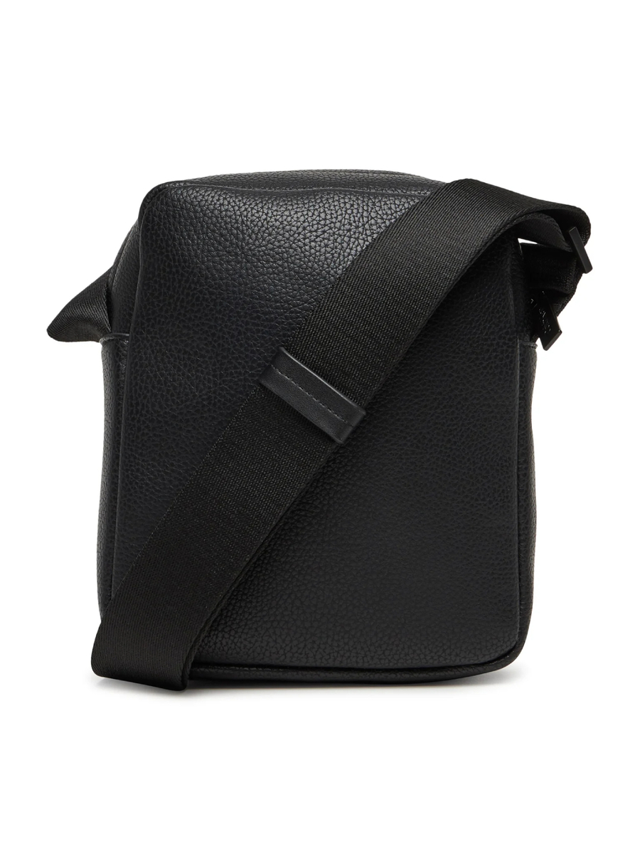 detail Calvin Klein pánská černá taška přes rameno