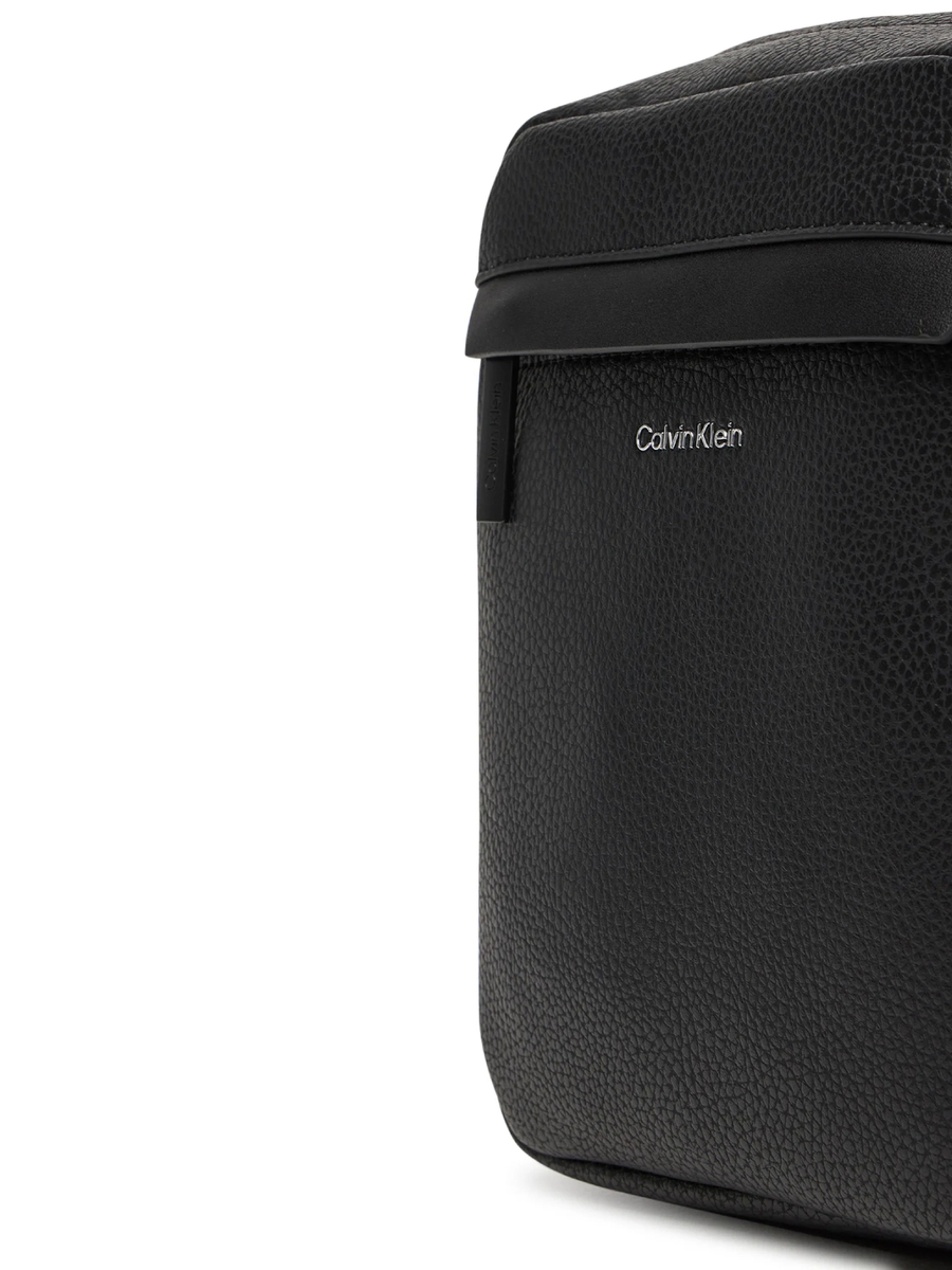 detail Calvin Klein pánská černá taška přes rameno