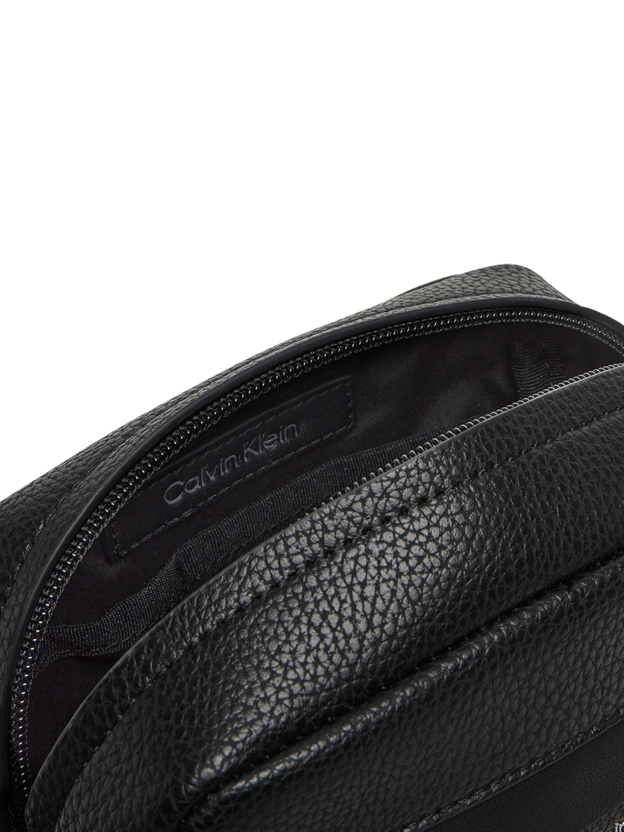 detail Calvin Klein pánská černá taška přes rameno