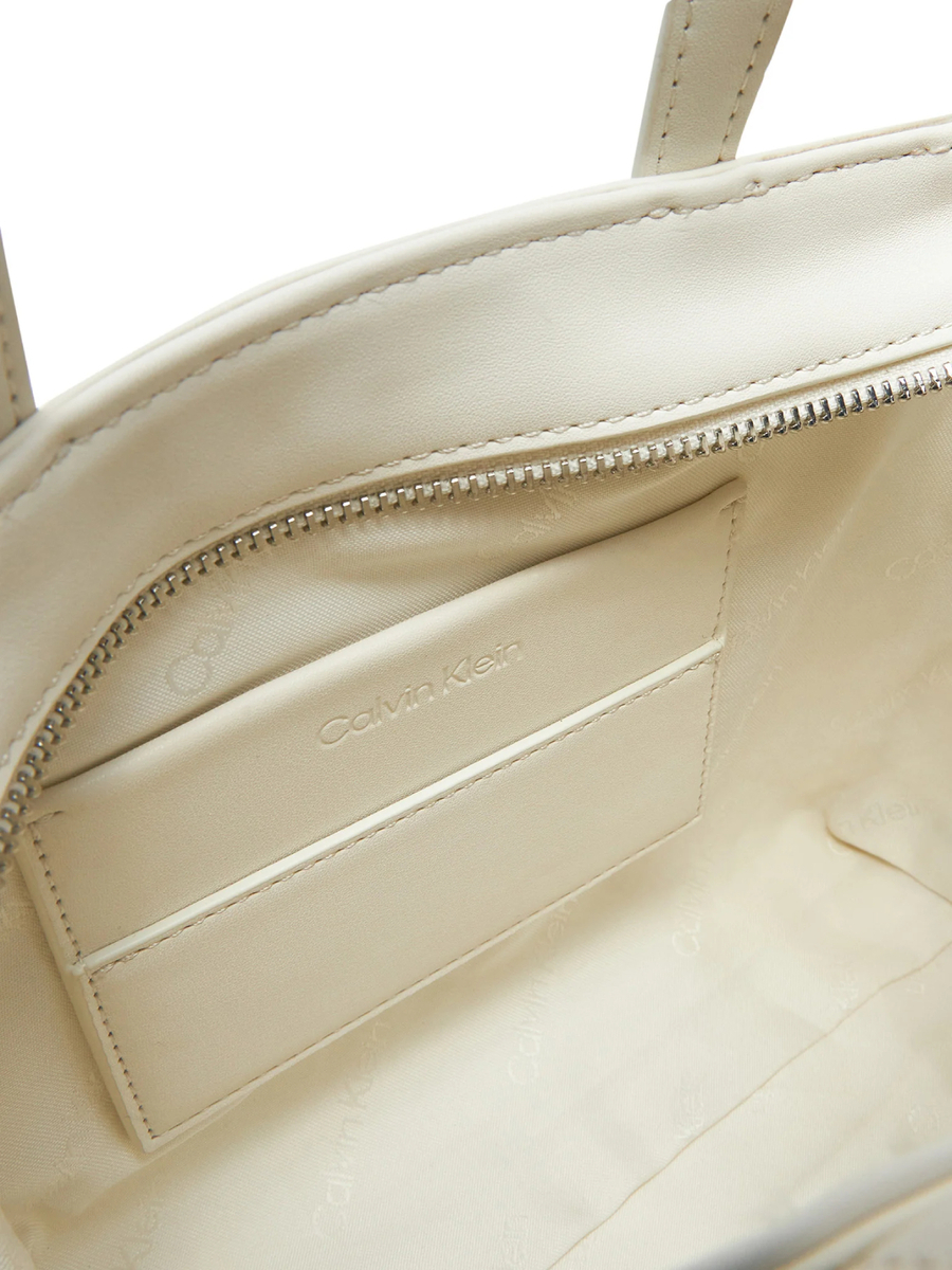 detail Calvin Klein dámská krémová kabelka