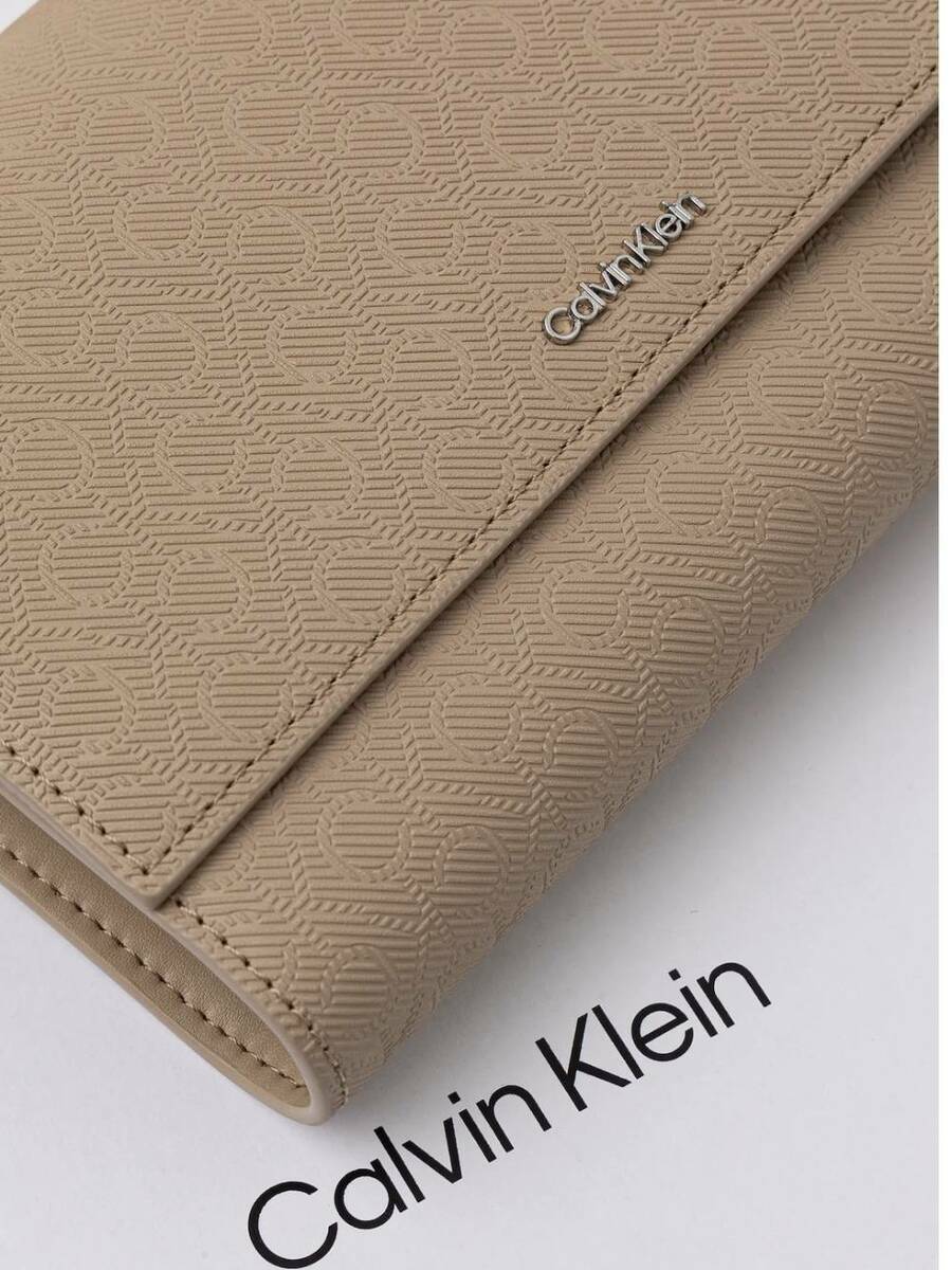 detail Calvin Klein dámská velká béžová peněženka