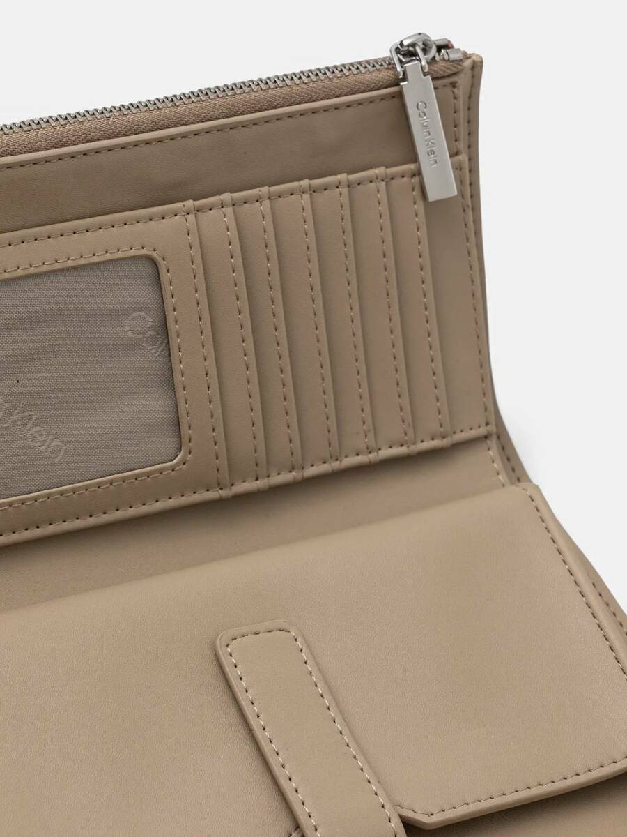 detail Calvin Klein dámská velká béžová peněženka