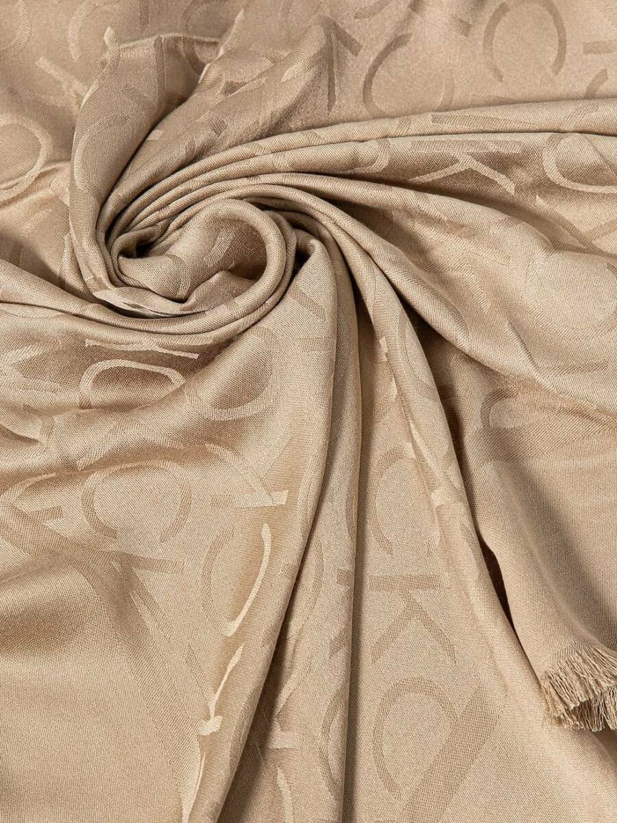 detail Calvin Klein dámský béžový šátek Shiny