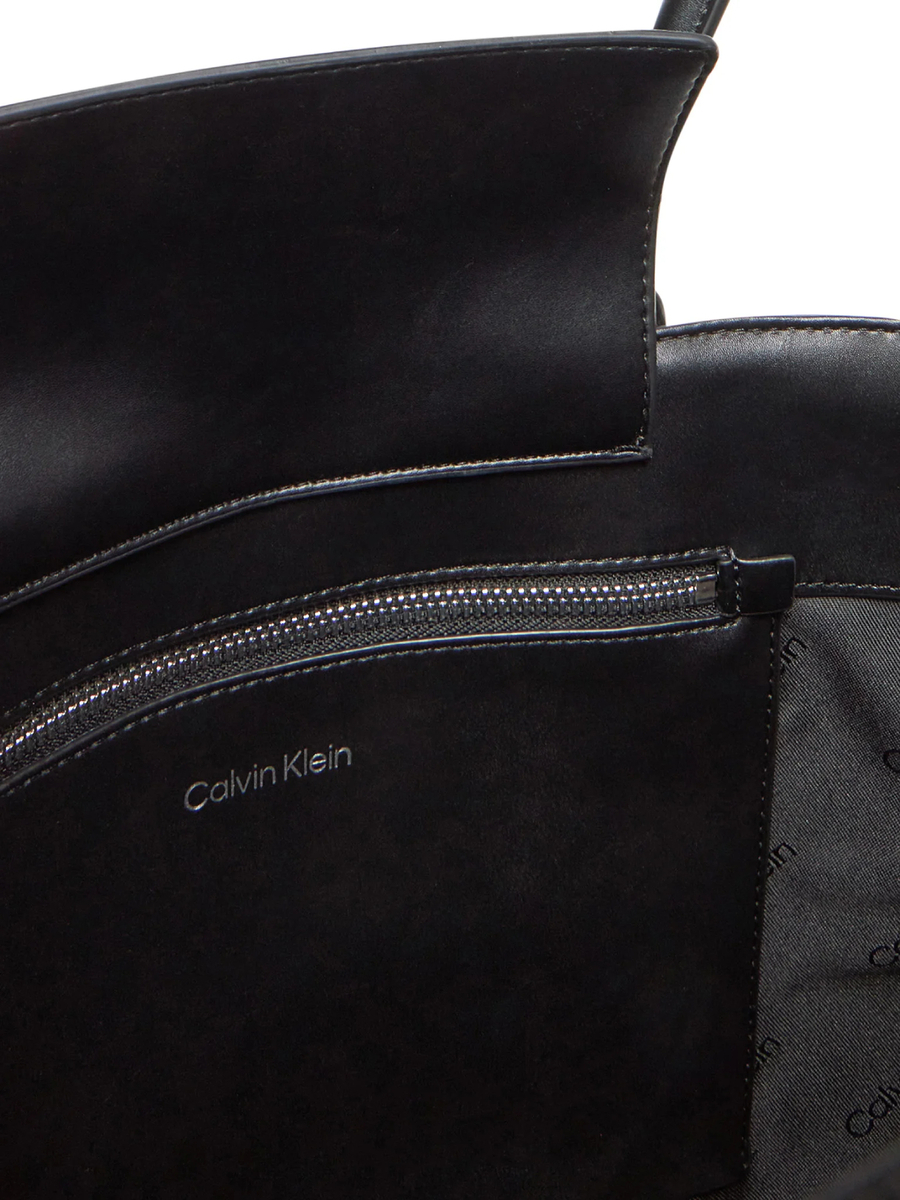 detail Calvin Klein dámská černá kabelka