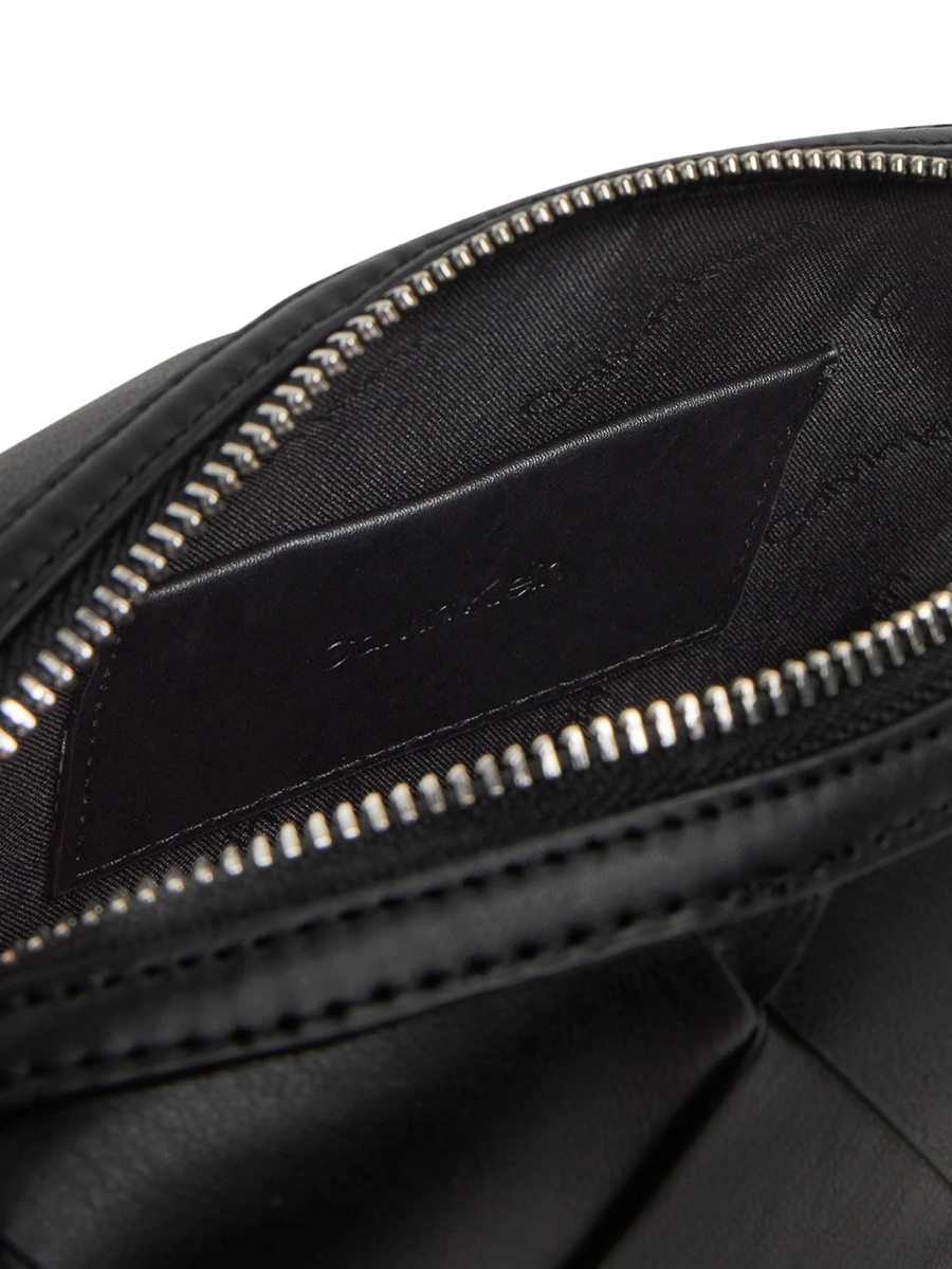 detail Calvin Klein dámská černá kabelka