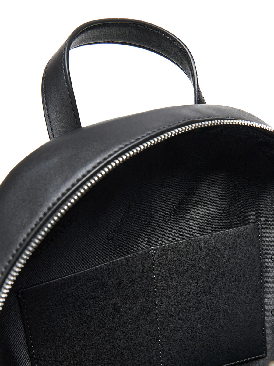 detail Calvin Klein dámský černý batoh