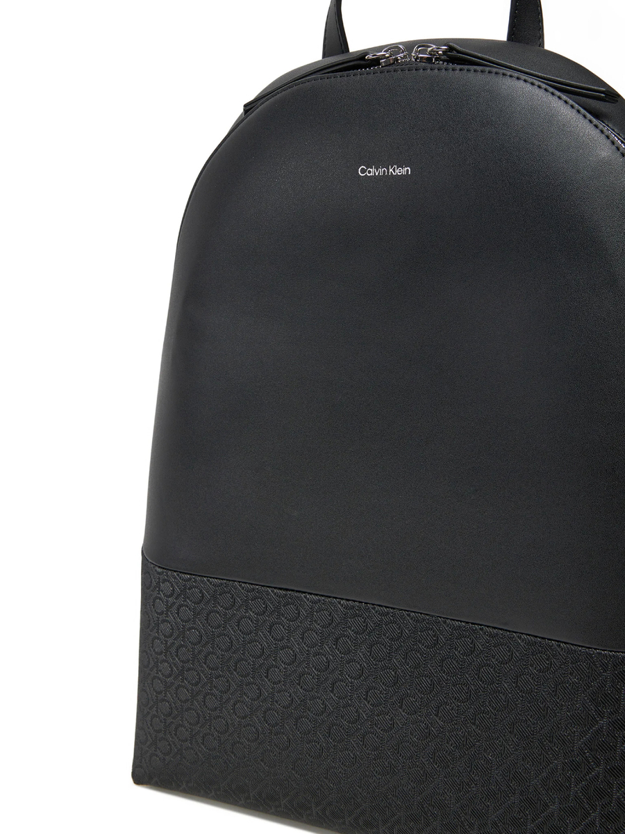 detail Calvin Klein dámský černý batoh