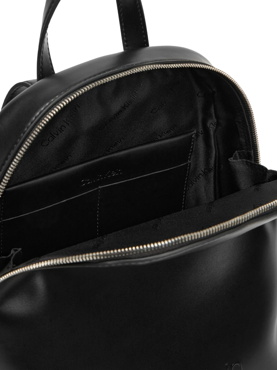 detail Calvin Klein dámský černý batoh