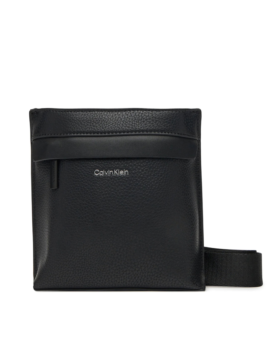 detail Calvin Klein pánská černá taška přes rameno