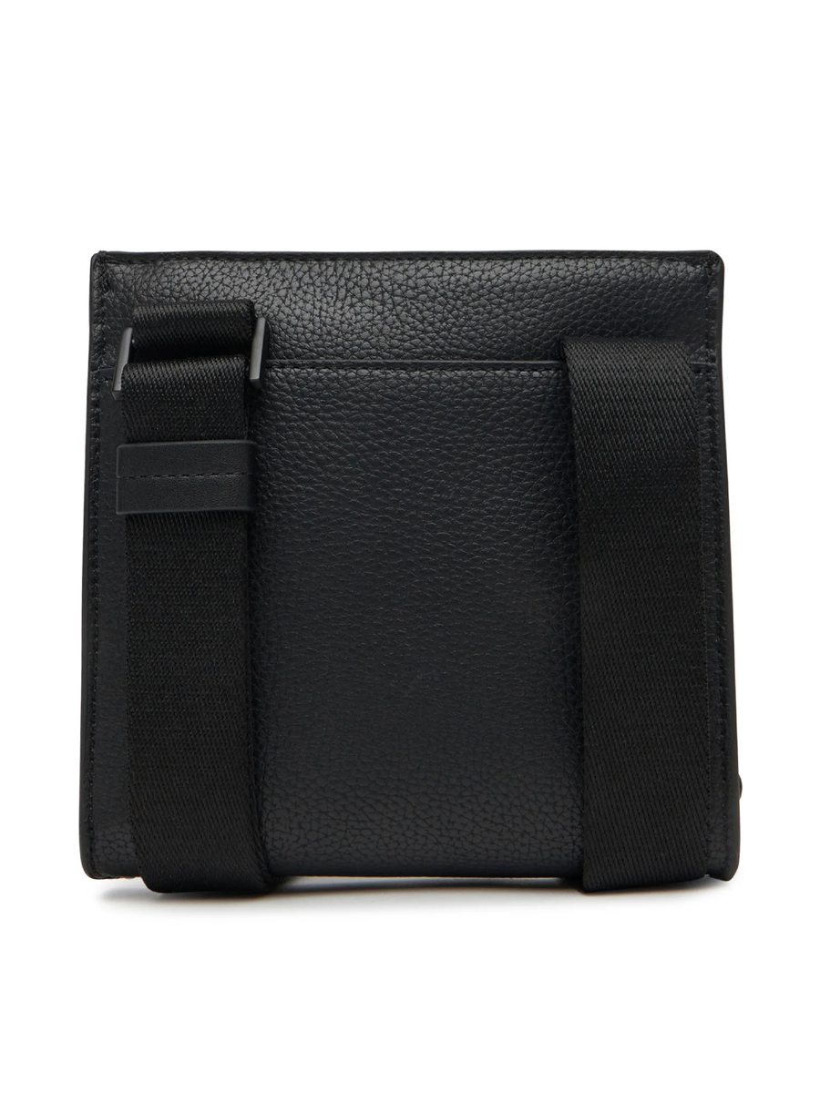 detail Calvin Klein pánská černá taška přes rameno